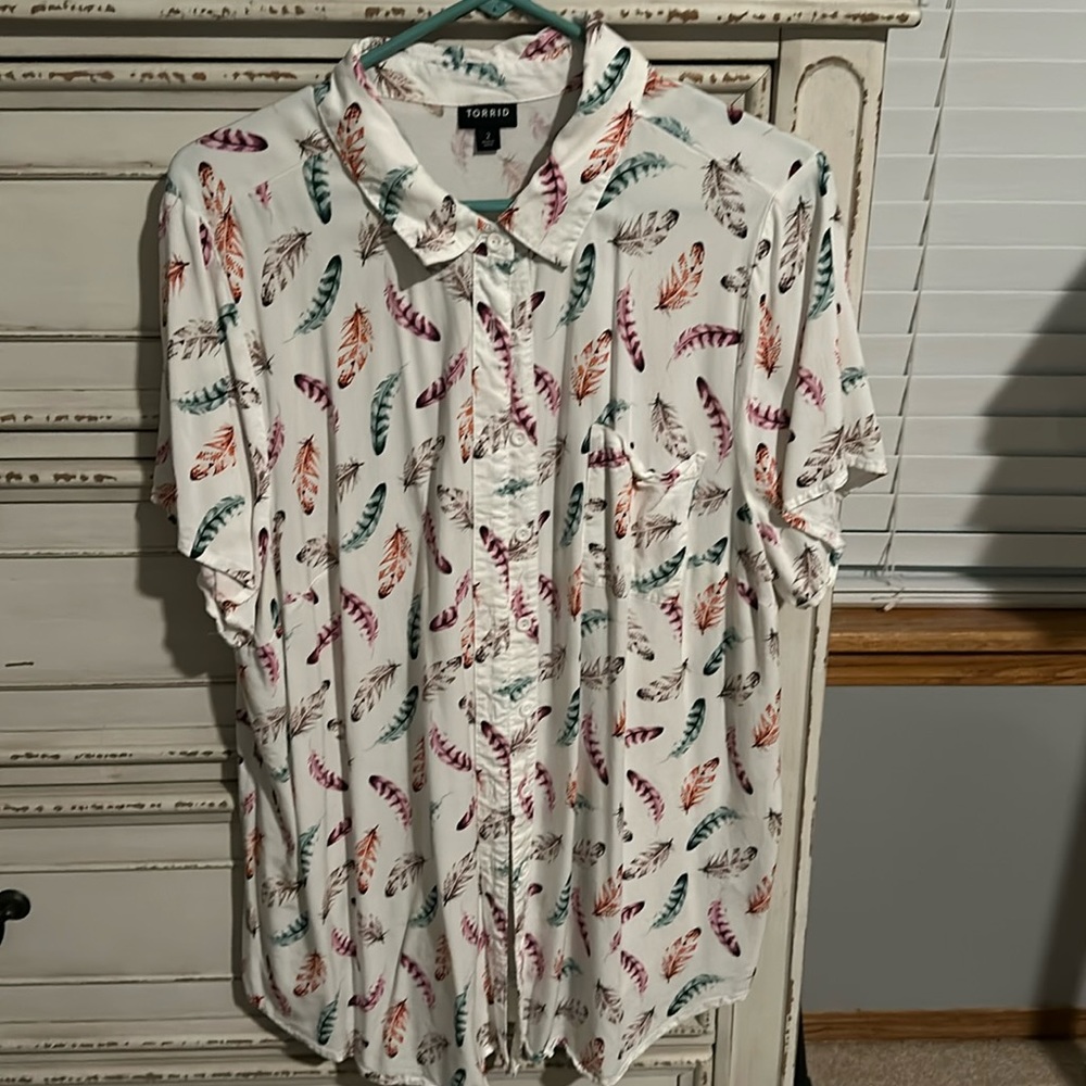 Torrid short sleeve super soft button down top size 2. Only worn a few times.